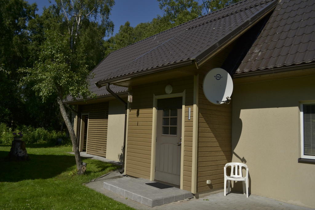 Mere Holiday House Salme Bagian luar foto